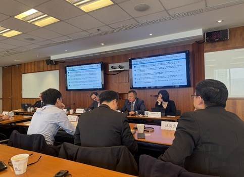 会议室里的人们AI 生成的内容可能不正确。